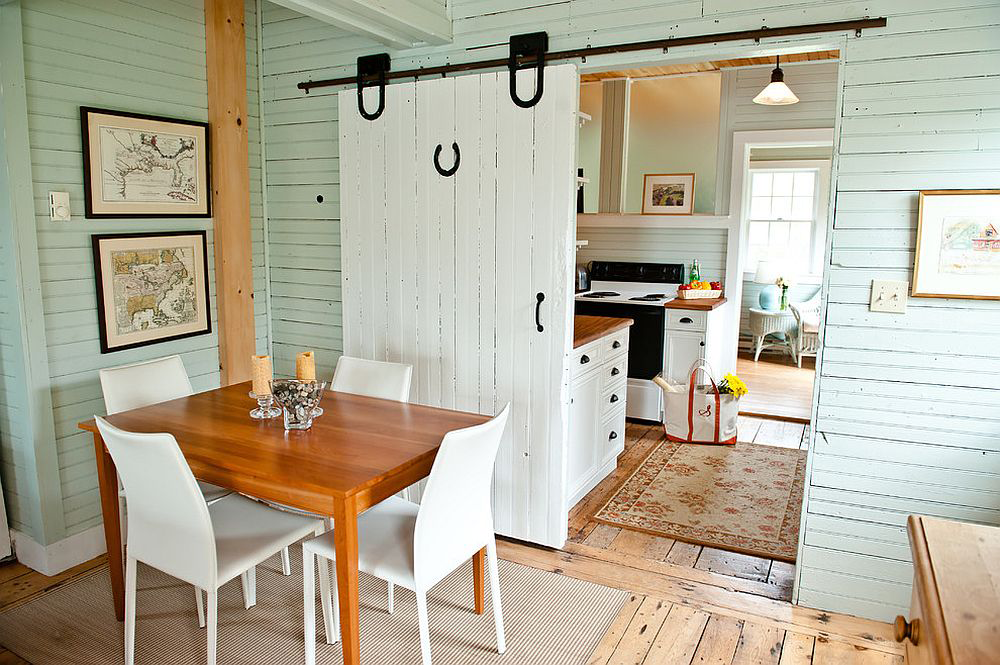 cửa barn door ngăn phòng khách với bếp